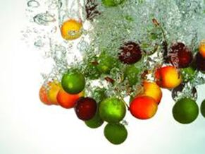 水果用果酸去皮，从而使皮肤细胞更新。